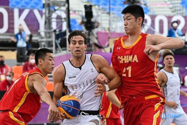 互致问候,U17世界杯期间日本队与墨西哥队在酒店相互列队致意